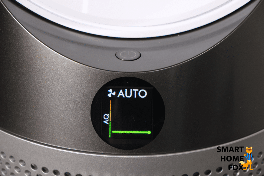 Кнопка питания воздухоочистителя Dyson и дисплей серии Dyson Pure Cool.